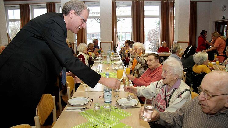 German Hacker stößt mit seiner Großmutter Helga Kuno auf das neue Jahr an. Foto: Richard Sänger