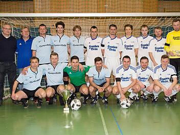 Neuer Hallenbezirksmeister ist der ASV Kleintettau (hellblaue Trikots) vor dem FC Mitwitz (rechts). Mit im Bild Bezirksseniorenspielleiter Thomas Unger und Turnierleiter Georg Skliwa. Fotos: Heinrich Weiß