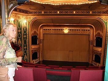 Beim Tag des offenen Denkmals gab es die Möglichkeit, auch mal das Kurtheater mit Eisernem Vorhang zu sehen. Foto: Ralf Ruppert