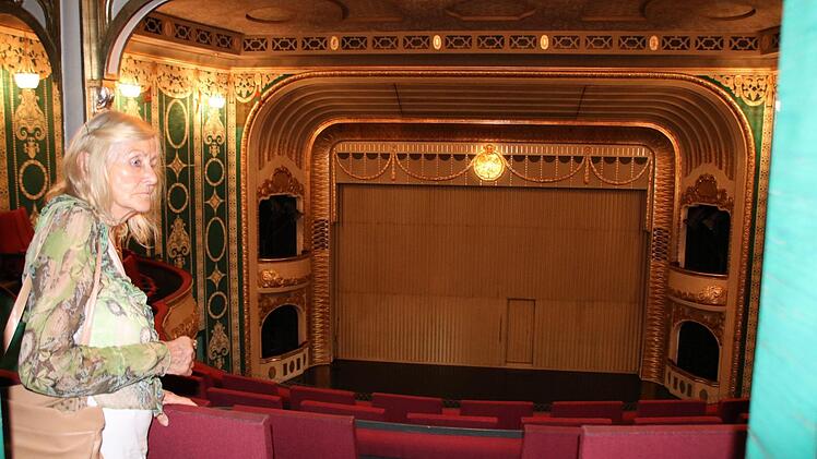 Beim Tag des offenen Denkmals gab es die Möglichkeit, auch mal das Kurtheater mit Eisernem Vorhang zu sehen. Foto: Ralf Ruppert