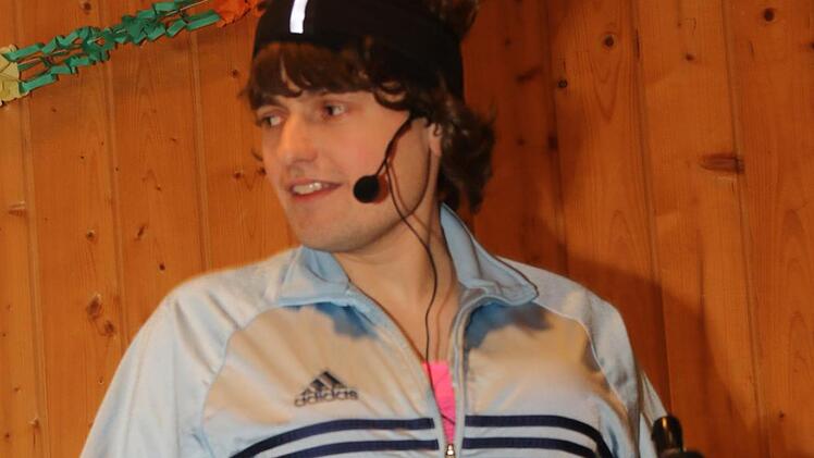 Christoph Dinkel als sportliche Oma, der lange auf seine Enkel warten muss. Foto: Michael Stelzner