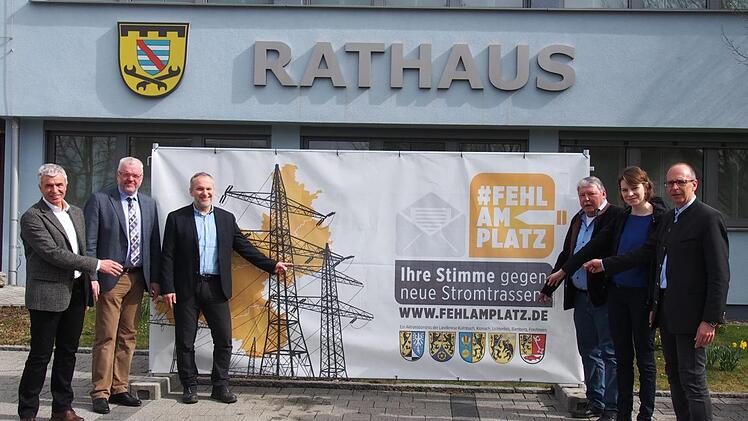In Redwitz gaben (v. r.) Landrat Christian Meißner, MdB Emmi Zeulner und die Bürgermeister Christian Mrosek, Jochen Partheymüller, Thomas Kneipp und Gregor Friedlein-Zech den Startschuss für eine Protestaktion fünf oberfränkischer Landkreise und einer Online-Petition.  Foto: Landratsamt