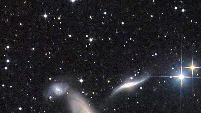 NGC 5566 ist eine Balkenspiralgalaxie im Sternbild Jungfrau auf der Ekliptik. Sie ist rund 70 Millionen Lichtjahre vom Sonnensystem entfernt und hat einen Durchmesser von etwa 135.000 Lichtjahren. Gemeinsam mit den Galaxien NGC 5560 und NGC 5569 bildet sie ein gravitativ wechselwirkendes Trio.