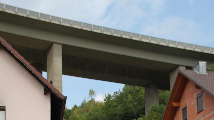 Die Römershäger Karl Heinz Weismantel und Franz Weber wohnen nahe an der Talbrücke der Autobahn. Das Bauwerk soll erneuert werden. Nun wollen die Bürger erreichen, dass die Belastungen für die Anwohner so gering wie möglich werden. Foto: Ulrike Müller