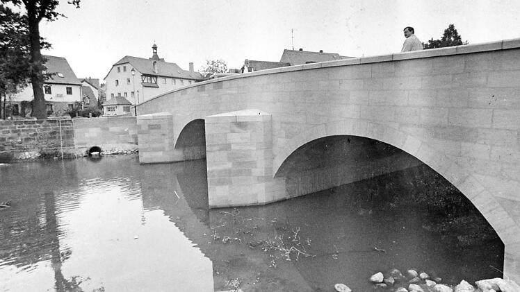 Kurz nach dem Neubau: So präsentierte sich die Steinerne Brücke im Jahr 1994.  Foto: Archiv