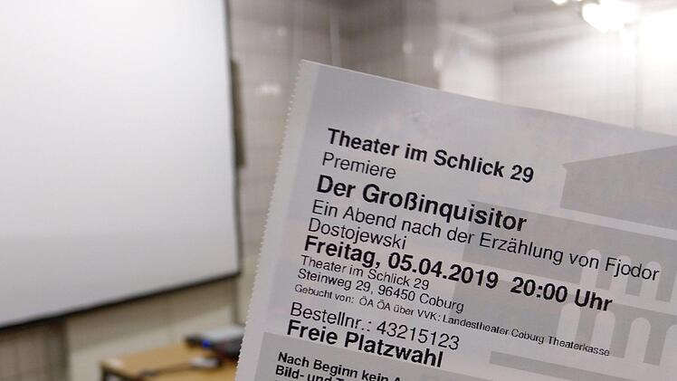 Reichlich Beifall gab es für Valentin Kleinschmidt (links) und Thomas Kaschel nach der Premiere von Dostojewskis "Großinquisitor" im SChlick 29 in Coburg.Foto: Jochen Berger
