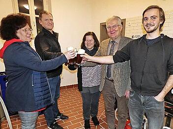 Der Vorstand des neu gegründeten Vereins zur Förderung der Harsdorfer Braukultur stößt mit dem Bürgermeister an: Heidi Paulini, Hilmar Brodner, Sabine Schoberth, Bürgermeister Günther Hübner und Vorsitzender Marcel Henfling.