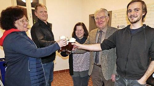 Der Vorstand des neu gegründeten Vereins zur Förderung der Harsdorfer Braukultur stößt mit dem Bürgermeister an: Heidi Paulini, Hilmar Brodner, Sabine Schoberth, Bürgermeister Günther Hübner und Vorsitzender Marcel Henfling.