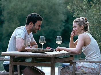 Die Fakten sprechen dagegen: Simon (Brett Goldstein) und Laura (Imogen Poots) beginnen trotzdem eine leidenschaftliche Affäre.