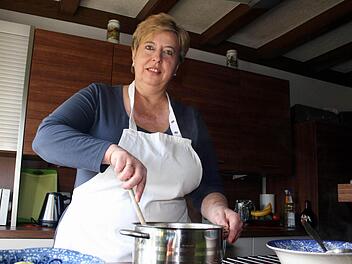 Gerlinde Martin ist ein Familienmensch. Neben ihrem sozialen Engagement in Kirche und Politik bekocht sie leidenschaftlich gerne ihren Mann und die drei Kinder.  Fotos: Pfannes