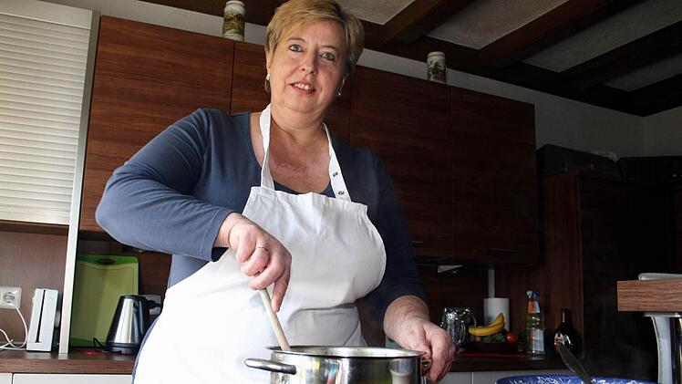 Gerlinde Martin ist ein Familienmensch. Neben ihrem sozialen Engagement in Kirche und Politik bekocht sie leidenschaftlich gerne ihren Mann und die drei Kinder.  Fotos: Pfannes