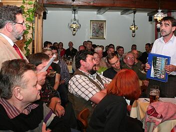 Siegfried Piechulek (r.) wollte als Sprecher der Schwimmbadinitiative Aschbach in der Bürgerversammlung 2011 Unterschriftslisten an Bürgermeister Georg Zipfel (l.) übergeben, dieser verwies ihn jedoch auf eine Übergabe im Rathaus. Jetzt sorgte ein Schreiben von Piechulek für Unmut in Teilen des Schlüsselfelder Stadtrates.