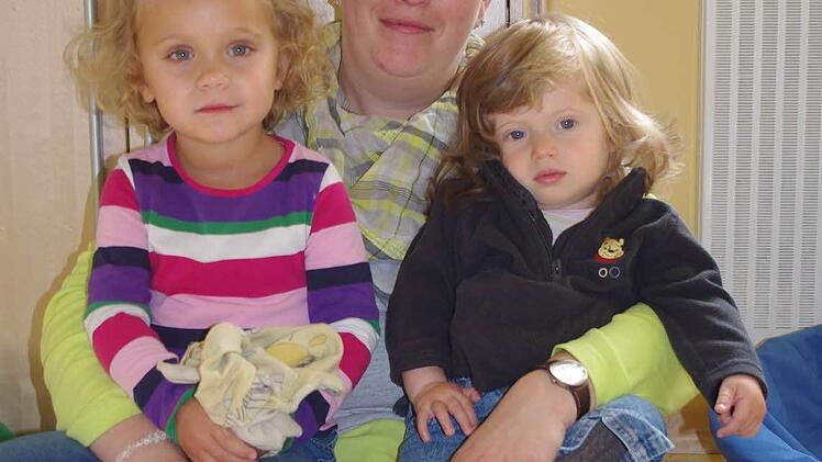 Den Krippenkindern Lina (links) und Ingrid (rechts) gefällt es auf dem Schoß von Kinderpflegerin Nicole Fehn (Mitte).