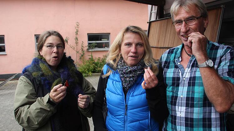 Mutig wird probiert und die Hutzeln für lecker befunden.Foto: Sarah Dann