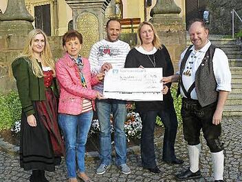Im Bild (von rechts): Georg Purucker, Sabine und Kevin Hoffmann, Christine Löffler und Juliane Meisel. Foto: Klaus-Peter Wulf