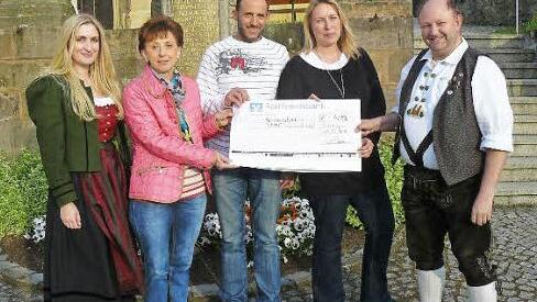 Im Bild (von rechts): Georg Purucker, Sabine und Kevin Hoffmann, Christine Löffler und Juliane Meisel. Foto: Klaus-Peter Wulf