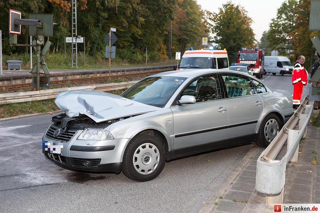 Pkw kollidiert mit Regionalbahn