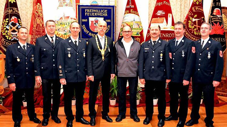 Das Staatliche Ehrenkreuz in Silber für 25-jährige aktive Dienstzeit erhielten von Oberbürgermeister Kay Blankenburg folgende Kameraden (v.li.:) Thomas Back, Stefan Keßler, Georg Schmitt, OB Kay Blankenburg, Markus Heilmann, Marco Kleinhenz, Günter Goll und Michael Schießer. Foto: Peter Rauch
