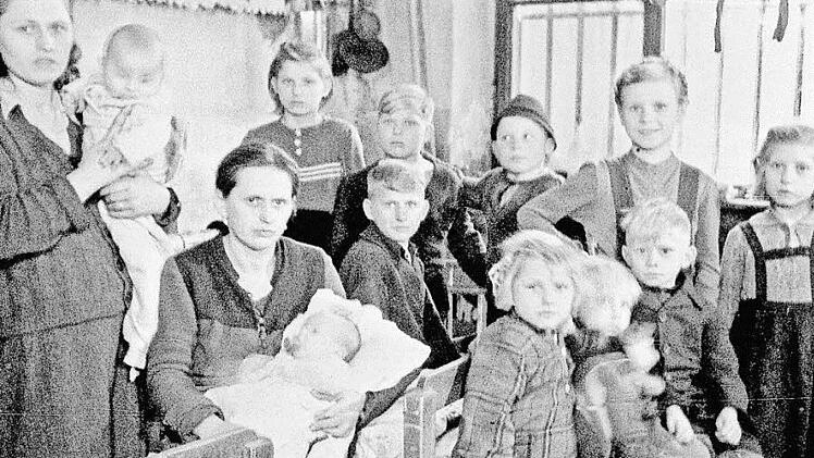 Blick ins Flüchtlingslager Bärenbräu (Jakobsberg 20): Hier lebten Familien in der Nachkriegszeit unter einfachsten Bedingungen. Wie viele Menschen, die damals hier unterkamen, mögen wohl heute noch in der Stadt wohnen? Foto: Stadtarchiv/Max Gardill (1946/47)