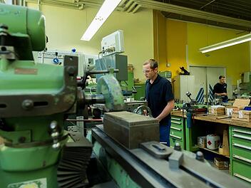 Es soll weitergehen für die meisten Afz-Bereiche und etwa 150 Mitarbeiter der insolventen Afz Service GmbH, auch wenn diese abgewickelt wird. Unser Foto entstand bei der Ausbildung in der Metallwerkstatt, aufgenommen im Juli 2016. Foto: Anand Anders