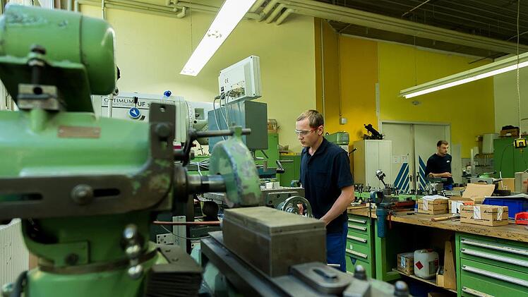 Es soll weitergehen für die meisten Afz-Bereiche und etwa 150 Mitarbeiter der insolventen Afz Service GmbH, auch wenn diese abgewickelt wird. Unser Foto entstand bei der Ausbildung in der Metallwerkstatt, aufgenommen im Juli 2016. Foto: Anand Anders