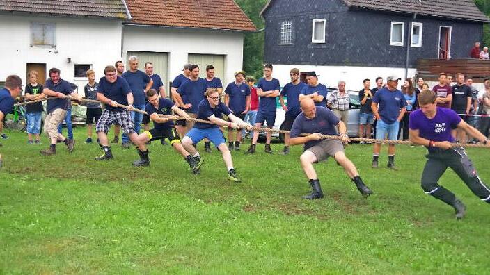"Die Seilwinden" der FFW Stockheim (links) legten sich ins Zeug und schlugen sich wacker. Doch gegen die Gruppe "Hou Ruck" aus Effelter hatten sie keine Chance.