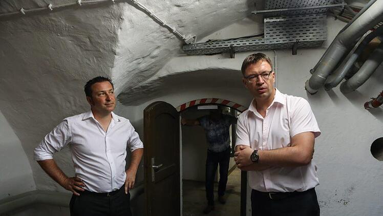 Veranstalter Oli Schneider (links) und Matthias Müller, Leiter der Landesstiftung, überlegen, wo der Zugang sein soll. Foto: Barbara Herbst