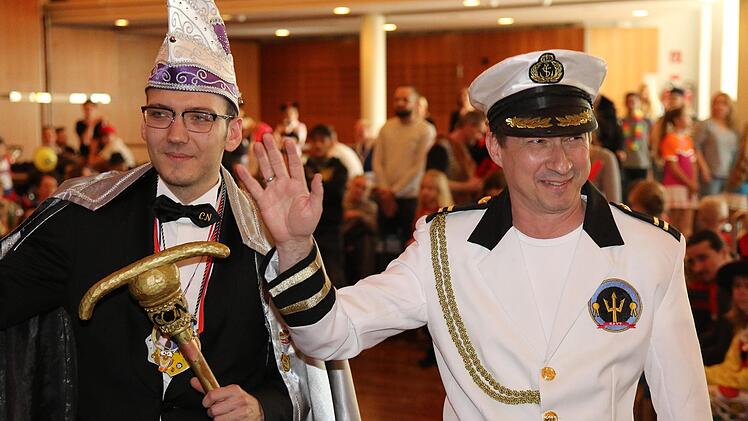 Prinz  Marc II. und Traumschiffkapitän Thomas Eck. Foto: Wolfgang Desombre