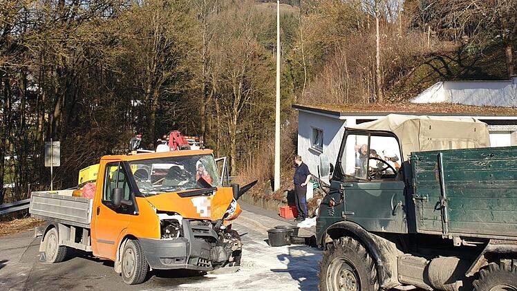 Beide Fahrzeuge wurden bei einem Unfall in Steinberg stark besch&auml;digt.Fotos: Feuerwehr Steinberg
