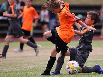 Reingekniet hatten sich die U-11-Kicker des SV Wildflecken allemal im Spiel gegen den späteren Turniersieger aus Euerbach (in orange). Schlussendlich erwiesen sich die Lokalmatadoren als gute Gastgeber und beendeten das Turnier als Neunter und damit Letzter. Foto: Fabio Mathea