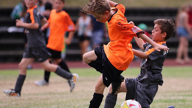 Reingekniet hatten sich die U-11-Kicker des SV Wildflecken allemal im Spiel gegen den späteren Turniersieger aus Euerbach (in orange). Schlussendlich erwiesen sich die Lokalmatadoren als gute Gastgeber und beendeten das Turnier als Neunter und damit Letzter. Foto: Fabio Mathea