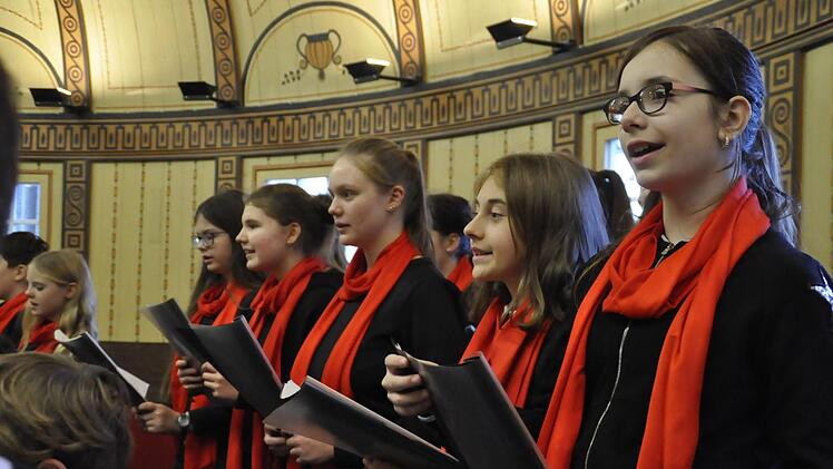 Rund 15 Stimmen zählt der Jugendchor Herz-Jesu und der Musikschule Bad Kissingen. Auch sie konnten mit Gospel punkten. Foto: Peter Klopf