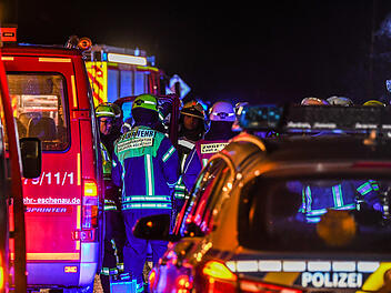 A3 im Kreis Würzburg: Fahrbahn voll mit Friteusenfett - Autobahn nach heftigem Foodtruck-Unfall gesperrt