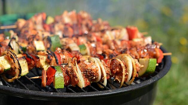 Der Grillabend wird häufig zu einer echten Kalorienbombe.