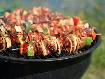 Der Grillabend wird häufig zu einer echten Kalorienbombe.