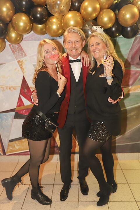 Es wurde in das Jahr 2025 gefeiert.