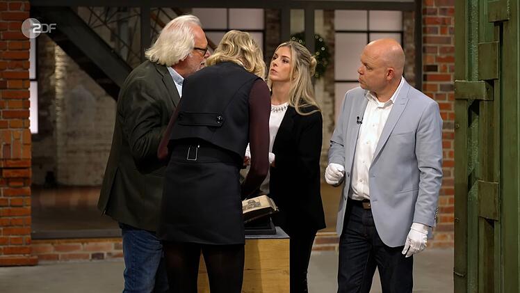 Im Händlerraum wurde das Buch neugierig unter die Lupe genommen.