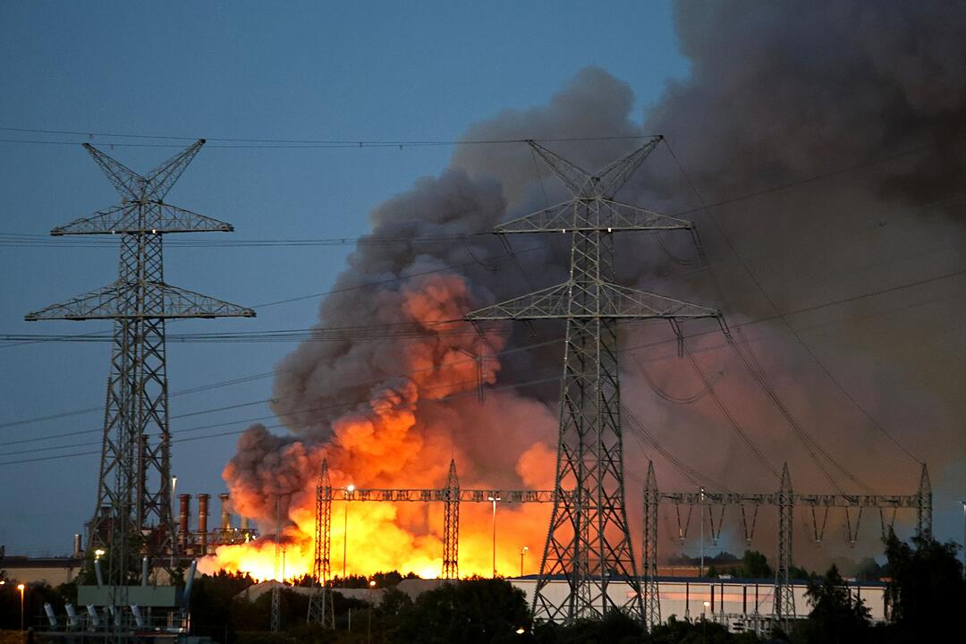 Gro&szlig;er Schrottberg bei Salzgitter AG in Flammen