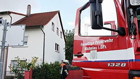 Der Brand  ereignete sich in der Wohnung im Dachgeschoss, rechts ist das Fenster des betroffenen Zimmers zu sehen.