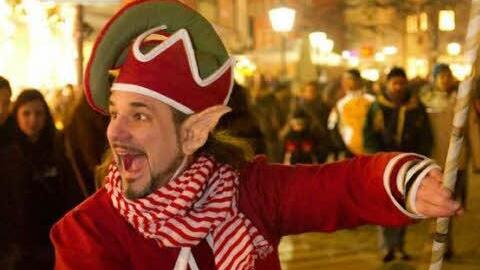 Immer in Bewegung: Weihnachtswichtel Willis verbreitete in den Straßenzügen gute Laune.  Fotos: Florian Hecky