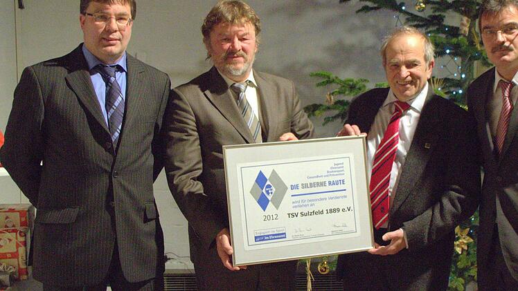 Zum zweiten Mal bekommt der TSV Sulzfeld die Silberne Raute des Bayerischen Fußball-Verbandes. Darüber freuen sich Karl-Heinz Zehnder (Vereinsehrenbeauftragter), Hartwig Zobel (1. Vorsitzender), Ludwig Bauer (Kreisehrenbeauftragter) und Holger Lederer (2. Vorsitzender).