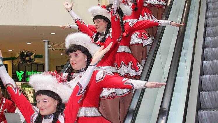 Die Prinzengarde schwebt die Rolltreppe im Einkaufszentrum "Fritz" herunter.