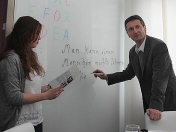 Das Herz der neuen Lernwerkstatt: Lehrer Alf Merkel und Schülerin Carolin Burghardt vor der beschreibbaren Glaswand, ein Ort für Ideen. Fotos: Thomas Heuchling