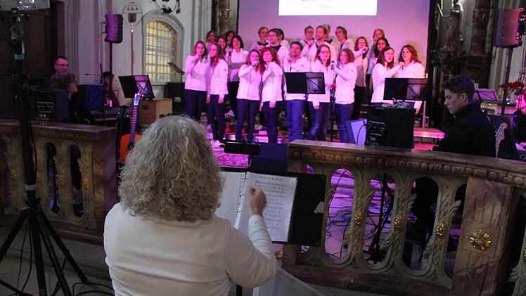 Heidrun Seiferth aus Hof schafft es, als Interpreten und Mitwirkende junge Menschen in ihren Bann zu ziehen.