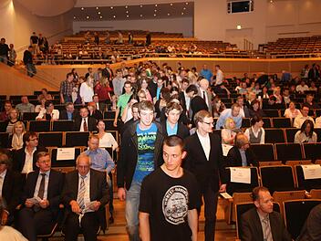 Die erfolgreichen Prüflinge auf dem Weg zur Bühne, wo sie geehrt wurden Alle Fotos: Barbara Herbst