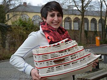 Julia Wolf aus Rannungen ist eine von drei Diözesanvorständen der KLJB. Neben ihrer Arbeit als Krankenschwester ist sie manchmal fast täglich im Büro der KLJB. Hier trägt sie gerade ein Boot dorthin, das ein Mitglied der katholischen Jugend im brasilianischen Juruti Vello als Partnerschaftsgeschenk für die KLJB in der Diözese Würzburg gebaut hat.   Foto: Pat Christ