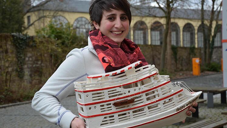 Julia Wolf aus Rannungen ist eine von drei Diözesanvorständen der KLJB. Neben ihrer Arbeit als Krankenschwester ist sie manchmal fast täglich im Büro der KLJB. Hier trägt sie gerade ein Boot dorthin, das ein Mitglied der katholischen Jugend im brasilianischen Juruti Vello als Partnerschaftsgeschenk für die KLJB in der Diözese Würzburg gebaut hat.   Foto: Pat Christ