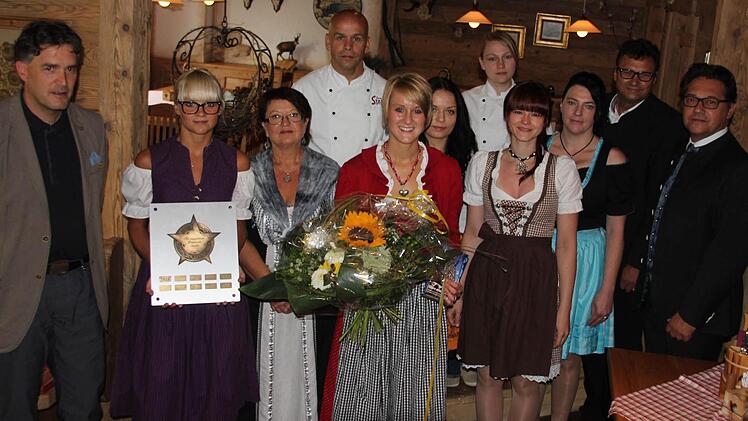 Die Inhaberinnen mit Personal, Zweitem Bürgermeister Harald Pascher (links) sowie Verkaufsdirektor Gerhard Semmler und Gebietsleiter Elmar Störcher von der Paulanergruppe (rechts).