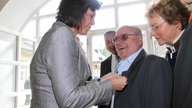 Staatsministerin Ilse Aigner steckte Lorenz Senger höchstpersönlich die Ehrennadel für dessen 70-jährige Mitgliedschaft in der CSU an.  Foto: Gerda Völk