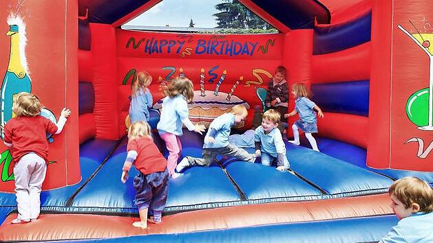 Die Kleinen d&uuml;rfen sich bei den AOK-Familientagen nach Herzenslust austoben. Foto: p